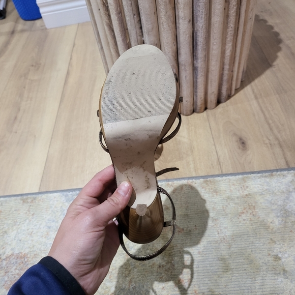 Le Chateau Gold high heel shoes - Picture 4 of 4